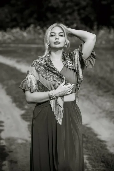 Ethnic Gypsy Woman Posing Boho Style Clothes Nature Outdoor Fashion — Fotografia de Stock