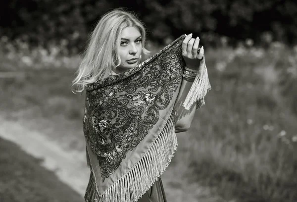 Ethnic Gypsy Woman Posing Boho Style Clothes Nature Outdoor Fashion — Stockfoto