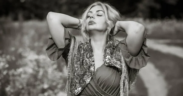 Ethnic Gypsy Woman Posing Boho Style Clothes Nature Outdoor Fashion —  Fotos de Stock