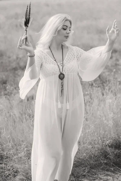 Εθνοτική Χίπισσα Γυναίκα Ποζάρουν Boho Μακρύ Λευκό Φόρεμα Δαντέλα Στη — Φωτογραφία Αρχείου
