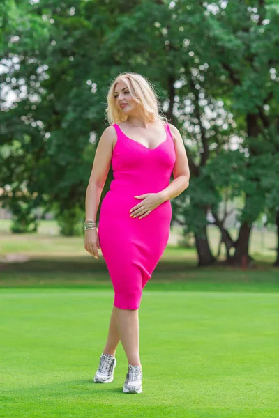 Size American Blonde Woman Pink Midi Dress Nature Life People —  Fotos de Stock