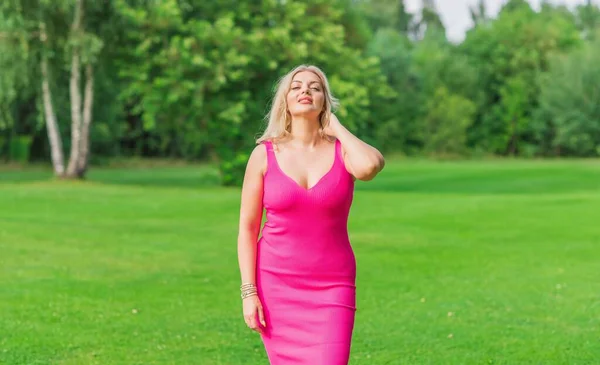 Size American Blonde Woman Pink Midi Dress Nature Life People — 스톡 사진