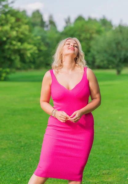 Size American Blonde Woman Pink Midi Dress Nature Life People — 스톡 사진