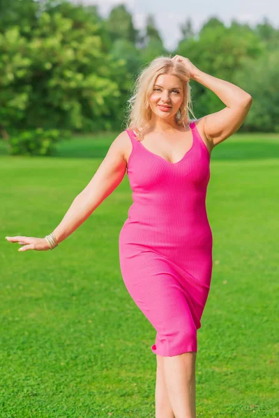 Size American Blonde Woman Pink Midi Dress Nature Life People — Stockfoto