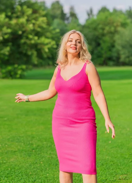 Size American Blonde Woman Pink Midi Dress Nature Life People — Stockfoto