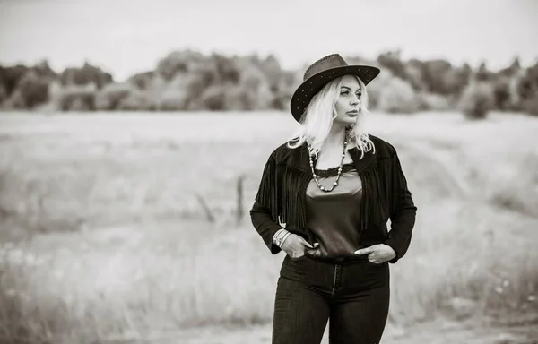 Woman American Country Style Suede Leather Boho Jacket Cowboy Hat — Zdjęcie stockowe