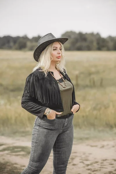 Woman American Country Style Suede Leather Boho Jacket Cowboy Hat — Stockfoto