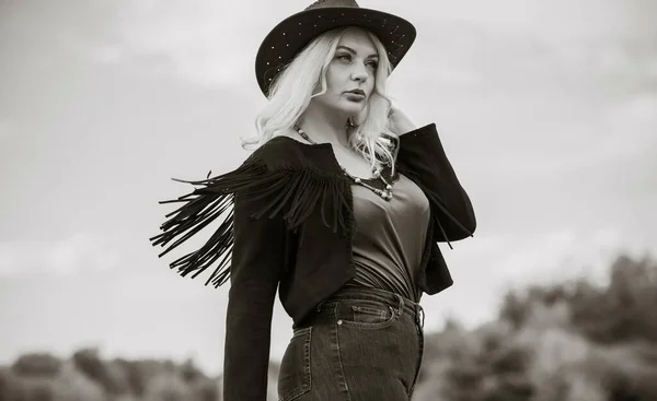 Woman American Country Style Suede Leather Boho Jacket Cowboy Hat — Fotografia de Stock