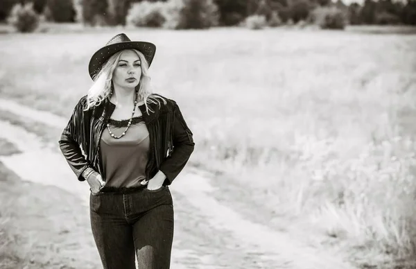 Woman American Country Style Suede Leather Boho Jacket Cowboy Hat — Zdjęcie stockowe