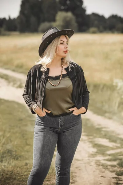 Woman American Country Style Suede Leather Boho Jacket Cowboy Hat — Stockfoto