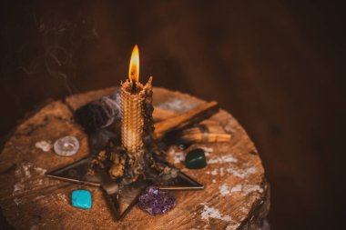 Mihrapta mum yanar, mumlar arasında sihir, temiz negatif enerji, cadı kavramı.