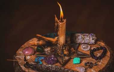 Mihrapta mum yanar, mumlar arasında sihir, temiz negatif enerji, cadı kavramı.