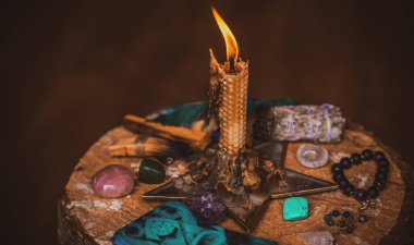 Mihrapta mum yanar, mumlar arasında sihir, temiz negatif enerji, cadı kavramı.