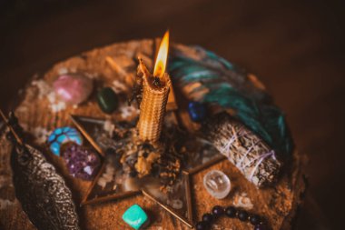 Mihrapta mum yanar, mumlar arasında sihir, temiz negatif enerji, cadı kavramı.