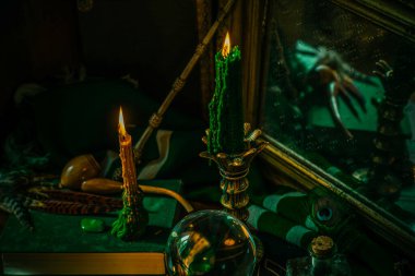 Mihrapta mum yanar, mumlar arasında sihir, temiz negatif enerji, cadı kavramı.