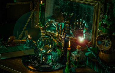 Mihrapta mum yanar, mumlar arasında sihir, temiz negatif enerji, cadı kavramı.