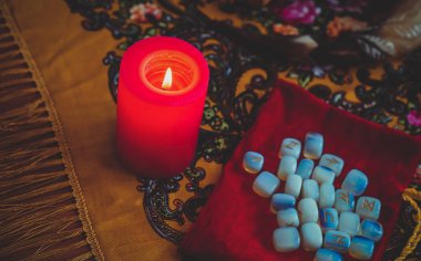 Mihrapta mum yanar, mumlar arasında sihir, temiz negatif enerji, cadı kavramı.