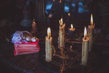 Mihrapta mum yanar, mumlar arasında sihir, temiz negatif enerji, cadı kavramı.