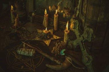 Mihrapta mum yanar, mumlar arasında sihir, temiz negatif enerji, cadı kavramı.