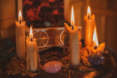 Mihrapta mum yanar, mumlar arasında sihir, temiz negatif enerji, cadı kavramı.