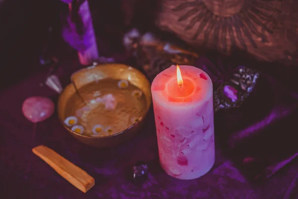 Mihrapta mum yanar, mumlar arasında sihir, temiz negatif enerji, cadı kavramı.