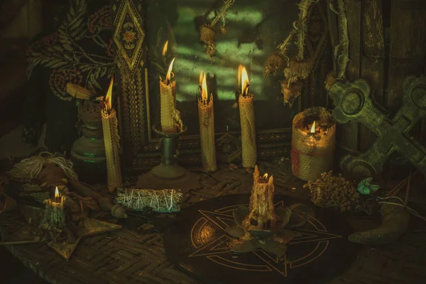 Mihrapta mum yanar, mumlar arasında sihir, temiz negatif enerji, cadı kavramı.