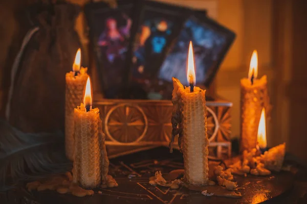 Lilin Terbakar Altar Sihir Antara Lilin Bersih Energi Negatif Konsep — Stok Foto