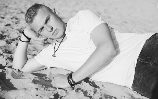 Молодий Хлопець Пляжі Спокійному Настрої Відпочинок Відпустці Літній Портрет Красивих — стокове фото