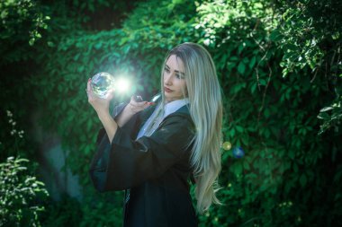 Cadılar Bayramı partisi, maskeli balo fikirleri, insanların kıyafetleri. Büyücüler ve büyücüler okulundan bir cadı.