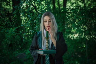 Cadılar Bayramı partisi, maskeli balo fikirleri, insanların kıyafetleri. Büyücüler ve büyücüler okulundan bir cadı.