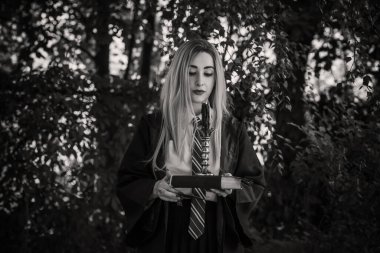 Cadılar Bayramı partisi, maskeli balo fikirleri, insanların kıyafetleri. Büyücüler ve büyücüler okulundan bir cadı.