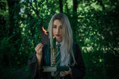 Cadılar Bayramı partisi, maskeli balo fikirleri, insanların kıyafetleri. Büyücüler ve büyücüler okulundan bir cadı.