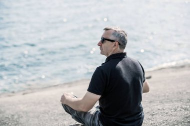 Üzgün ve felsefi bir havası olan olgun bir Avrupalı. 50 yıl sonra yaşam konsepti, sorunlar ve depresyon. Orta yaş bunalımı