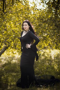 Siyah elbiseli güzel ve gizemli cadı kadın. Cadılar Bayramı, sihirli zaman