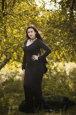 Siyah elbiseli güzel ve gizemli cadı kadın. Cadılar Bayramı, sihirli zaman