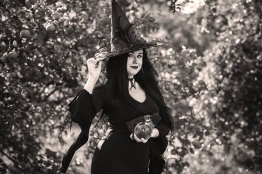 Siyah elbiseli güzel ve gizemli cadı kadın. Cadılar Bayramı, sihirli zaman