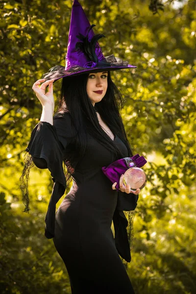 Ung Vacker Och Mystisk Häxa Kvinna Svart Klänning Halloween Semester — Stockfoto