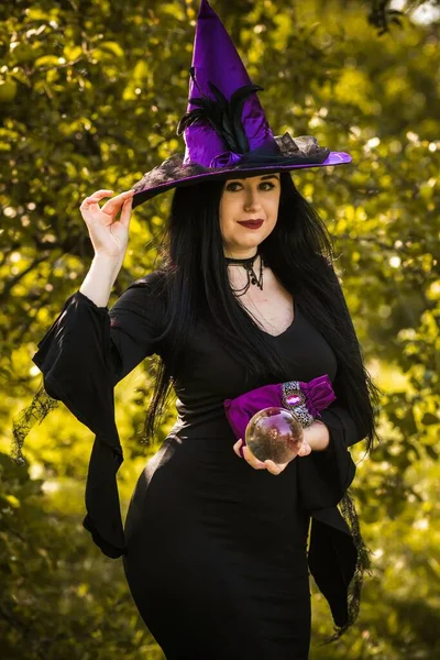 黒のドレスの若い美しく神秘的な魔女の女性 ハロウィーンの休日 魔法の時間 — ストック写真