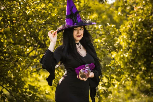 Jeune Belle Mystérieuse Sorcière Robe Noire Vacances Halloween Temps Magique — Photo