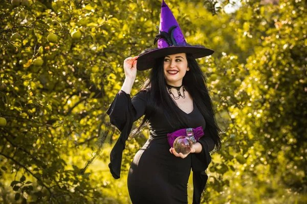 Mladá Krásná Tajemná Čarodějnice Černých Šatech Halloween Dovolená Magický Čas — Stock fotografie