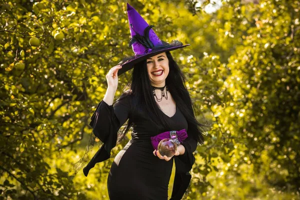 Młoda Piękna Tajemnicza Czarownica Czarnej Sukience Święta Halloween Magiczny Czas — Zdjęcie stockowe