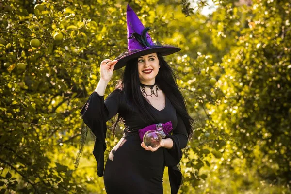 Jovem Mulher Bruxa Bonita Misteriosa Vestido Preto Feriados Halloween Tempo — Fotografia de Stock