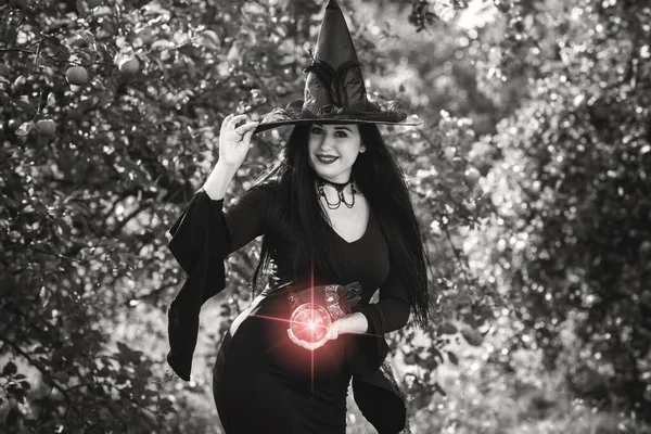 黒のドレスの若い美しく神秘的な魔女の女性 ハロウィーンの休日 魔法の時間 — ストック写真