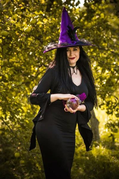 Joven Mujer Hermosa Misteriosa Bruja Vestido Negro Vacaciones Halloween Tiempo — Foto de Stock