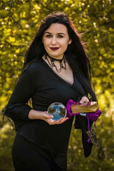 Joven Mujer Hermosa Misteriosa Bruja Vestido Negro Vacaciones Halloween Tiempo — Foto de Stock