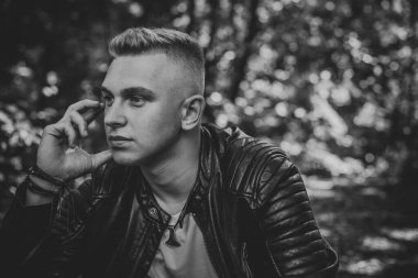 Genç, sarışın, İskandinav görünümlü, erkek aksesuarları takan, sokak tarzı