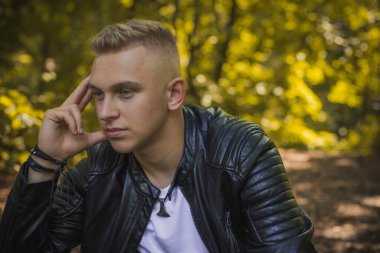 Genç, sarışın, İskandinav görünümlü, erkek aksesuarları takan, sokak tarzı