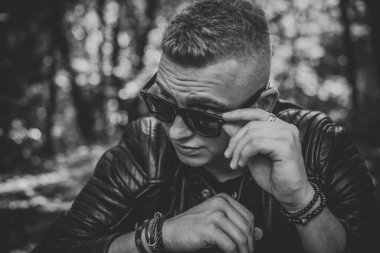 Genç, sarışın, İskandinav görünümlü, erkek aksesuarları takan, sokak tarzı