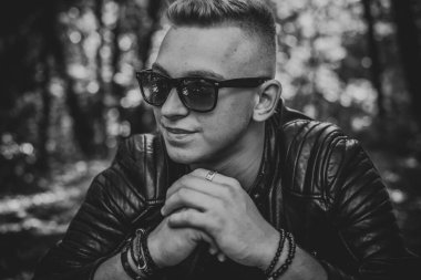 Genç, sarışın, İskandinav görünümlü, erkek aksesuarları takan, sokak tarzı