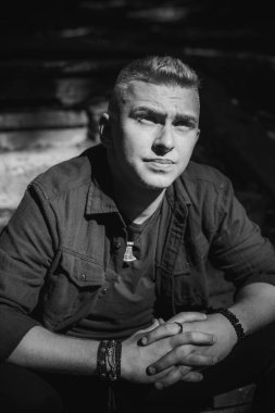 Genç, sarışın, İskandinav görünümlü, erkek aksesuarları takan, sokak tarzı